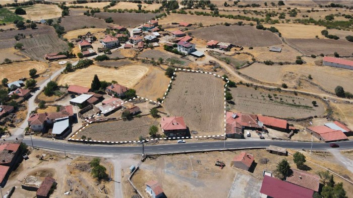 Uşak Eşme Kolankaya'da Yerleşik Alan İçerisinde Asfalta Cephe 2 Katlı Ev ve Arsa Fırsatı