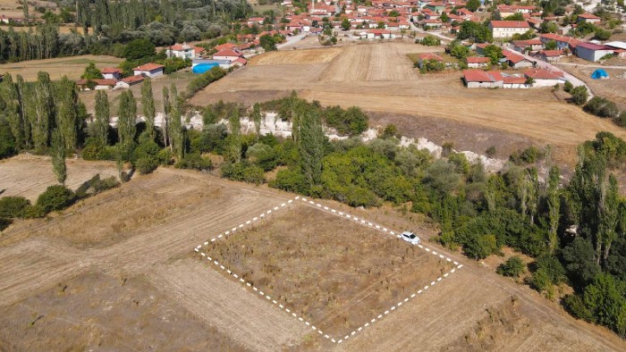 Kütahya Çavdarhisar İlcikören’de Köy Yerleşik Alan İçerisinde 168 m² İmarlı Arsa Fırsatı