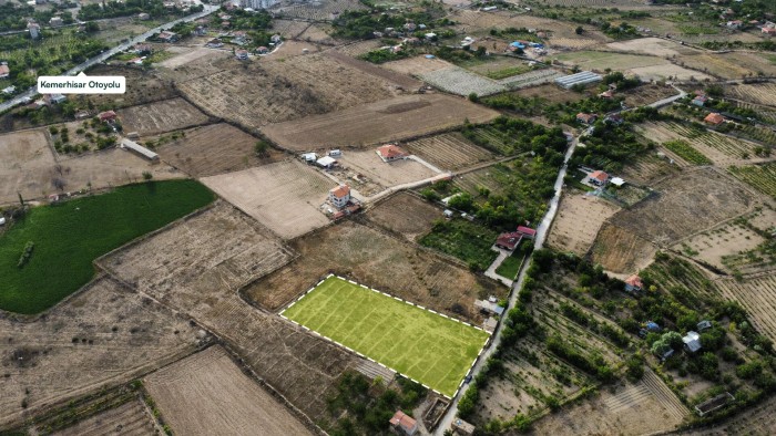 Niğde Bor Kemerhisar Çayır'da, Adana Otoyolu'na 2 Km Mesafede, 4.362 m2 Elmalık Nitelikli Tarla Fırsatı