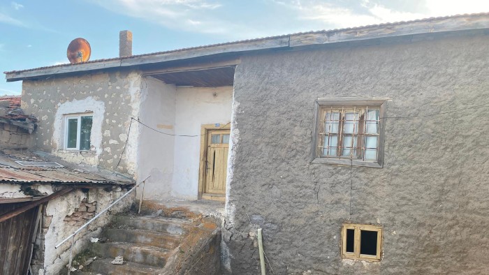 Nevşehir Kozaklı Kalecik'de Yerleşim Alanı İçerisinde Toplam 398 m2 Alana Sahip Ev, Ahır ve Arsa Fırsatı