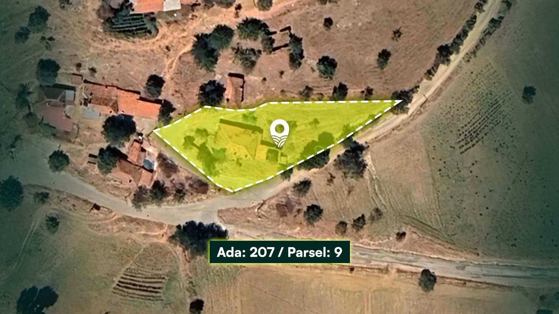 Manisa Kula Bebekli’de Köyiçi Konumda, Ahşap Ev ve Yeniden Yapılaşmaya Uygun 1.470 m² Arsa