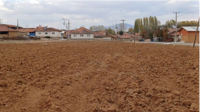 Kütahya Altıntaş Yeni'de Havalimanı Yakınında Asfalt Kenarı 1.539 m2 Tarla Fırsatı