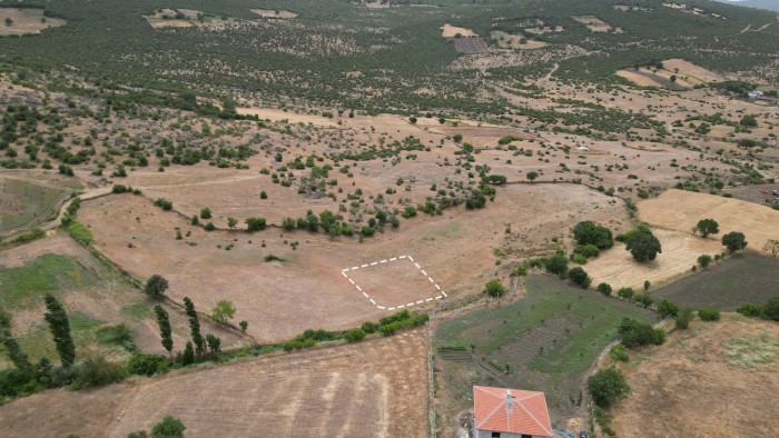 Balıkesir Kepsut'da Köyünde Çift Taraflı Yola Sahip 394 m2 Arsa