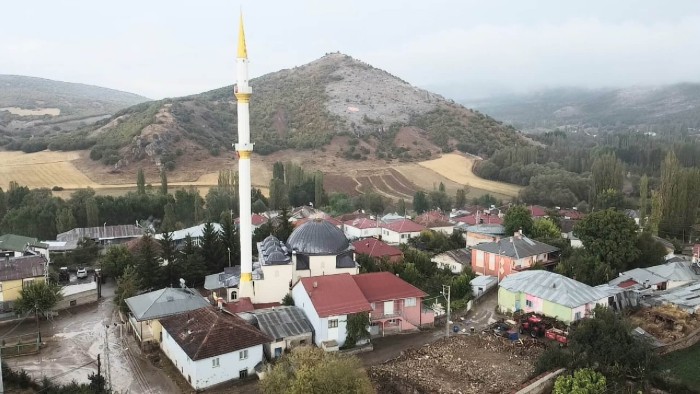 Sivas Yıldızeli Yolkaya'da Köy Yerleşik Alan İçinde 5578 m2 Tarla Fırsatı